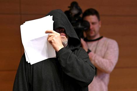 Useista väkivalta- ja seksuaalirikoksista epäilty Mika Moring vangitsemisistunnossaan Helsingin käräjäoikeudessa joulukuussa. 