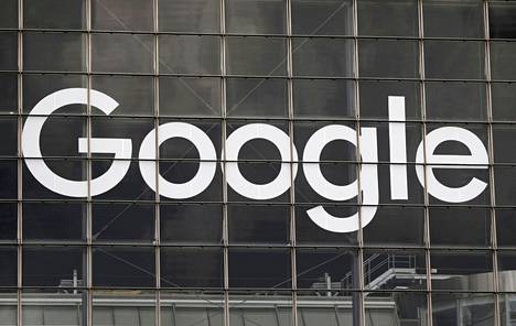 Teknologiayhtiö Googlen logo rakennuksessa Courbevoien kunnassa lähellä Pariisia 1. syyskuuta 2020.