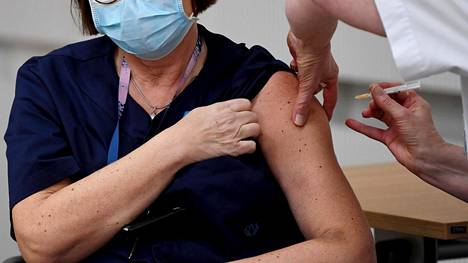 Koronavirus | EU painostaa lääke­yhtiöitä kunnioittamaan sopimuksia – ”Mutta eihän rokotteiksi voi muuttua, jos niitä ei ole”, sanoo THL:n asian­tuntija
