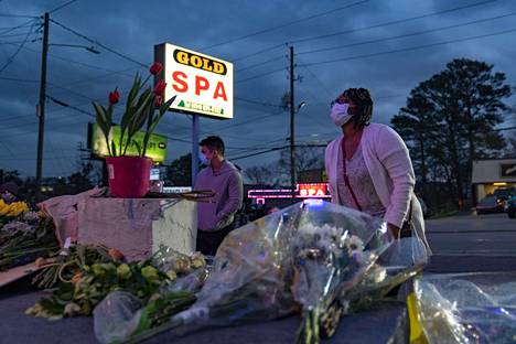 Ihmiset toivat Atlantan joukkoampumisen uhrien muistoksi kukkia hierontasalongin luo perjantaina 19. maaliskuuta.