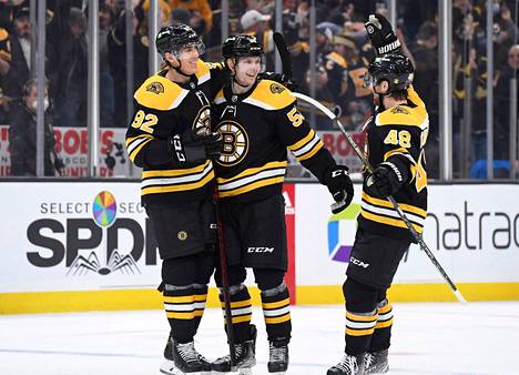 Boston Bruinsin puolustaja Urho Vaakanainen (kesk.) sai onnittelut Tomas Nosekilta (vas.) ja  Matt Grzelcykiltä tehtyään NHL-uransa avausmaalin kolmannessa erässä Montreal Canadiensia vastaan.  