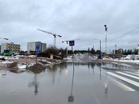 Finnoon metroasemalle vievä suojatie on lähes kokonaan veden alla Meritiellä.