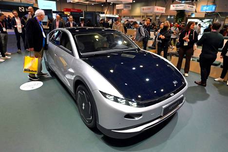 Aurinkopaneeleita hyödyntävän Lightyear 0 -luksussähköauton valmistus keskeytetään Uudessakaupungissa. Auto maksoi arviolta noin 250 000 euroa.