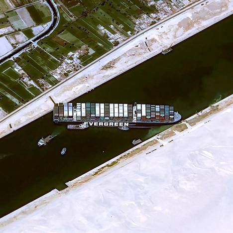 Torstaina otettu satelliittikuva Suezin kanavaan jumiutuneesta rahtialuksesta.