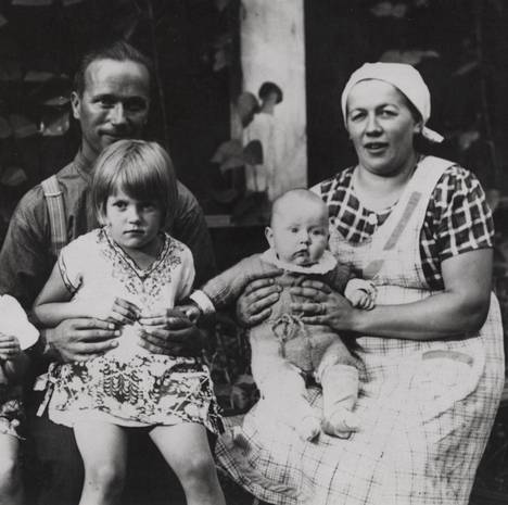 Arndt, Aleksandra, Säde ja Juhani Pekurinen kesällä 1939 perheen viimeisessä yhteiskuvassa.