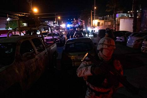 Sotilaat vartioivat Tijuanassa paikkaa, jossa toimittaja Lourdes Maldonado López surmattiin.