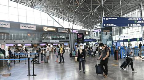 Koronavirus | Matkustajia suositellaan käyttämään Helsinki-Vantaan lentokentältä poistumiseen ”pleksitaksia”