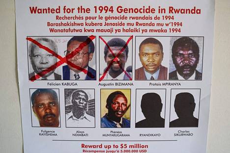 Vuonna 2020 otetussa kuvassa näkyy etsintäkuulutus Ruandan vuoden 1994 kansanmurhan epäillyistä. Nyt Etelä-Afrikassa saatiin kiinni Fulgence Kayishema, jonka kuva on etsintäkuulutuksessa vasemmassa alareunassa.