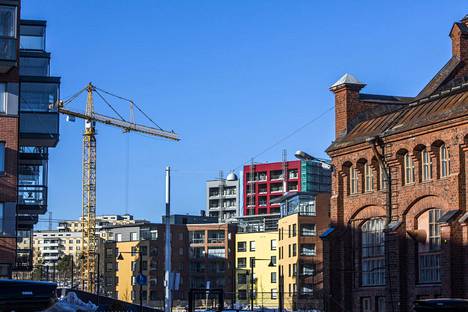 Helsinkiin on rakennettu viime vuosina paljon, mutta monen alueen hinnat ovat nousseet keskituloiselle palkansaajalle korkeiksi.