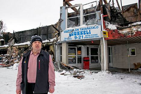 Kauppias Antero Ylävaara tuhoutuneen kauppakeskuksen raunioilla maaliskuussa.