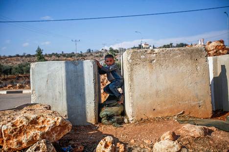 Nabluksen eteläpuolella Qusran kylässä lapsi ylitti esteitä, jotka Israelin armeija oli asettanut tien tukkeeksi. Qusrassa saarto jatkui vielä 13. marraskuuta.