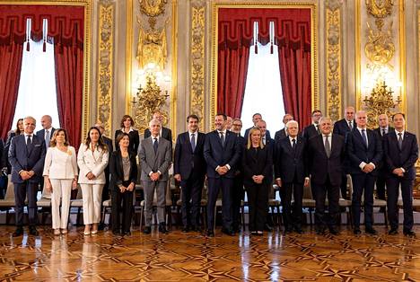 Italian uusi pääministeri Giorgia Meloni poseerasi ministeriensä kanssa virkavalansa aikana presidentinpalatsissa.