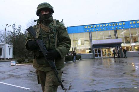 Venäläisiä sotilaita ilman joukko-osasto- tai maatunnuksia ilmaantui Simferopolin lentokentälle Krimillä 28. helmikuuta 2014.