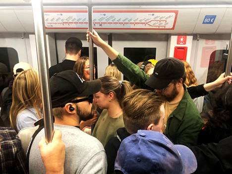 Idän suunnasta tulevassa metrossa oli tungosta lauantai-iltapäivällä kello kahden aikoihin, kun metrossa oli jopa 15 minuutin vuorovälejä.