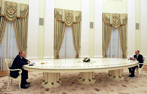 Venäjän presidentti Vladimir Putin (vas.) ja Saksan liittokansleri Olaf Scholz neuvottelivat Moskovassa tiistaina.