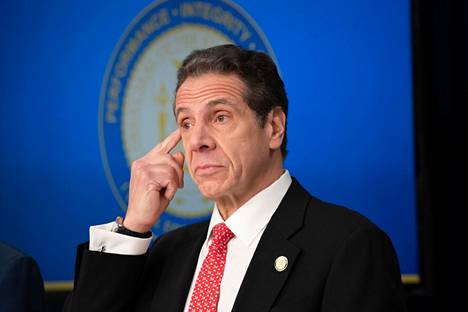 New Yorkin osavaltion kuvernööriä Andrew Cuomon epäillään syyllistyneen naisten seksuaaliseen häirintään. Cuomo puhui lehdistötilaisuudessa maaliskuussa 2020.