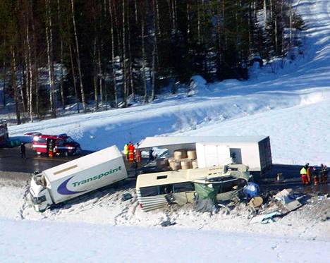 Vuonna 2004 Äänekosken Konginkankaalla paperirekan ja linja-auton törmäyksessä kuoli 23 ihmistä.