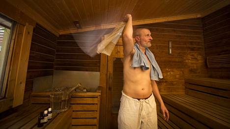 Saksalaiset saunovat kellon tahtiin – löylyä heittää vain sauna­mestari, eikä villi pyyhkeenpyöritys pään päällä ole vitsi