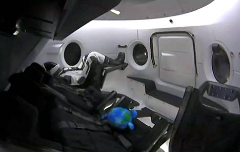 Kuvakaappaus videosta Dragon-kapselin sisältä. Kyydissä on mallinukke Ripley.