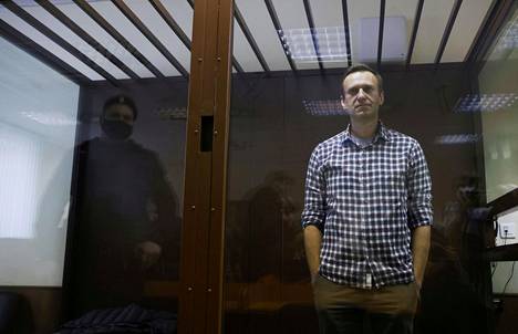 Aleksei Navalnyi seurasi oikeudenkäyntiä syytetyn kopissa moskovalaisessa tuomioistuimessa helmikuussa.