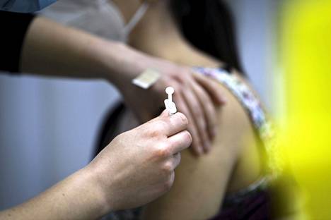 Pfizer Biontechin rokotetta annettiin huhtikuussa Lintuvaaran rokotuspisteessä Espoossa. 