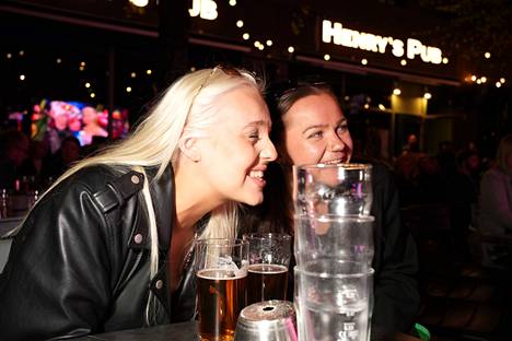 Riikka Peitsara (vas.) ja Emma Mäkitalo viettivät viisuiltaa Henry’s pubissa Helsingin keskustassa. 