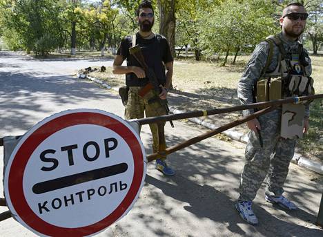 Ukrainalaiset sotilaat vartioivat Mariupolissa tukikohtaansa tiistaina.