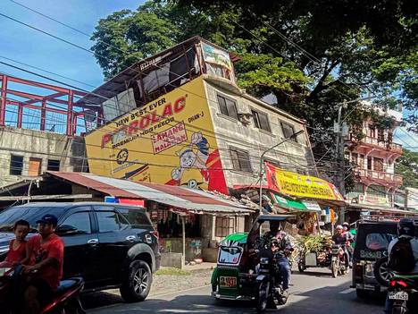 Maanjäristyksen voimasta kallistunut talo Abran provinssissa Filippiineillä keskiviikkona. 