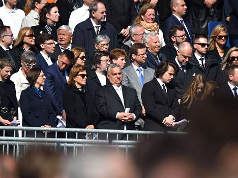 Unkarin pääministeri Viktor Orbán (kuvassa keskellä eturivissä) osallistui paavi Franciscuksen pitämään messuun sunnuntaina.