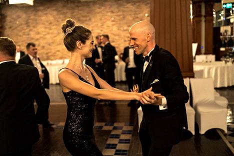 Patrick Martino ja Irina Roliul näyttävät mallia tanssilattialla.