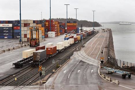 Kiinasta Suomeen saapuneen konttijunan rahtia purettiin Vuosaaren satamassa torstaina.