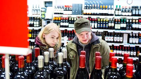 Lotta Poutiaista ja Joona Järvistä mietityttää, mitä seurauksia voi koitua joillekin ihmisille, jos lähikaupastakin saa vahvempia alkoholijuomia.