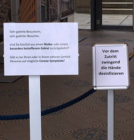 Berliiniläisen viraston ovella käskettiin tiistaina desinfioimaan kädet ennen sisäänkäyntiä.