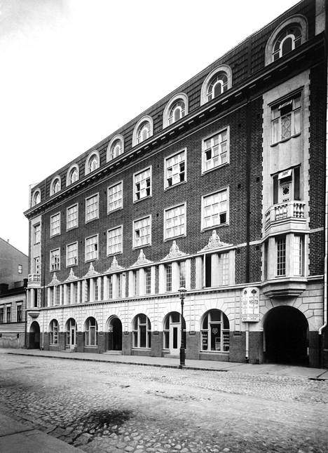 Arkkitehti W. G. Palmqvist suunnitteli Amos Andersonin rakennuttaman, vuonna 1913 valmistuneen kivitalon Yrjönkadulle. Talossa toimi aiemmin Amos Andersonin taidemuseo, ja nyt sen ylimpiin kerroksiin on valmistumassa liikemiehen ja kulttuurin tukijan nimeä kantava kotimuseo Amos Andersons Hem. 