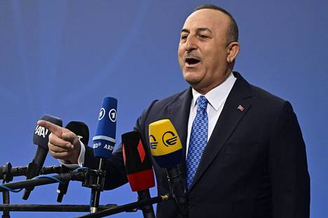 Turkin ulkoministeri Mevlüt Çavuşoğlu vaikutti nauttivan huomiosta, jonka hän sai osakseen saapuessaan Naton ulkoministerien epäviralliseen kokoukseen Berliiniin lauantai-iltana.