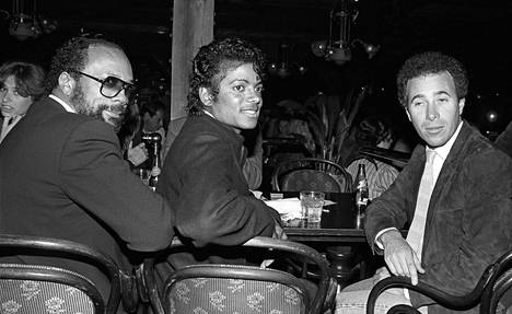 Quincy Jones, Michael Jakcson ja Jacksonin ”lähipiirin neuvonantajaksi” kutsuttu David Geffen Los Angelesissa vuonna 1982.
