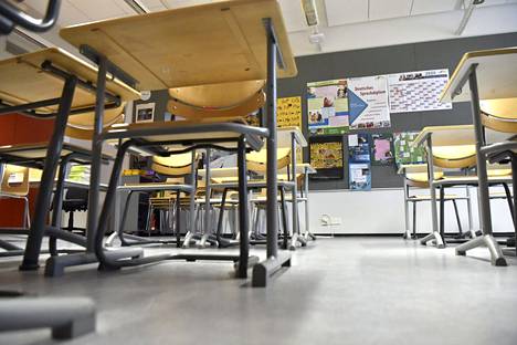 Koululuokka koulussa Helsingissä.