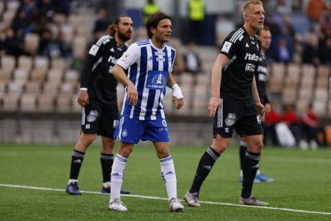 Paluumuuttaja Perpamir Hetemaj (keskellä) teki HJK:lle maalin ottelussa  FC Lahtea vastaan.