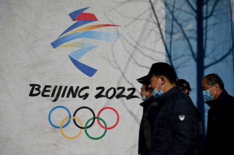Ihmisiä kulkemassa Kiinan talviolympialaisista kertovan logon ohitse Pekingissä 1. joulukuuta.