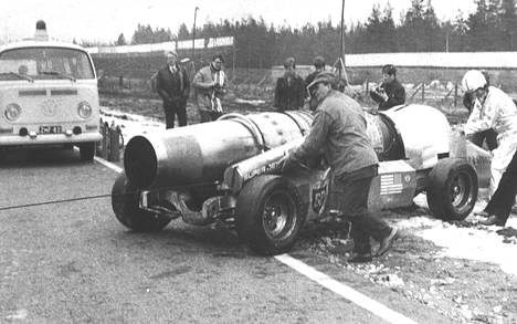 Arnold Sundqvist (oik.) oli työntämässä autoaan, joka hetkeä aikaisemmin oli syöksynyt Keimolan pääsuoralta 200 km:n tuntinopeudella.