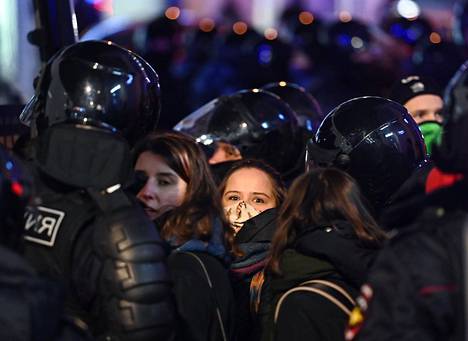 Poliisi otti kiinni mielenosoittajia oppositiojohtaja Aleksei Navalnyia tukevissa mielenosoituksissa Moskovassa tiistaina 2. helmikuuta.