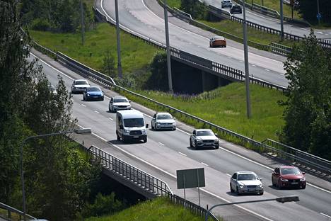 Juhannuksen menoliikennettä  Lahden moottoritiellä Vantaalla 2022.