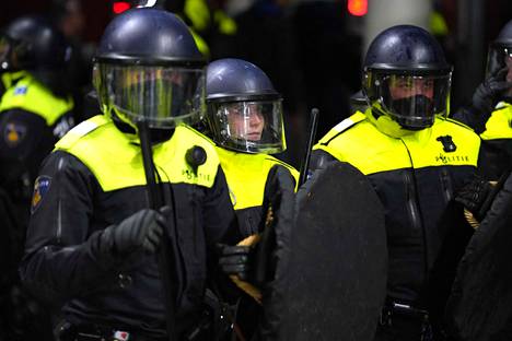 Mellakkapoliisia tarvittamaan lopettamaan AZ Alkmaarin ultrakannattajien aloittamat väkivaltaisuudet Konferenssiliigan välieräottelussa.