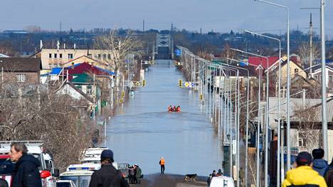 Tulvavesi valtasi kadut Petropavlin kaupungissa Pohjois-Kazakstanissa lähellä Venäjän rajaa sunnuntaina.