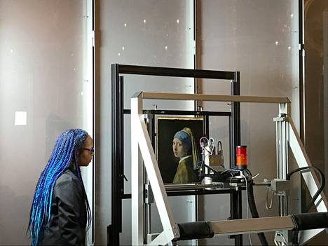 Myös Turbaanipäinen tyttö on ollut hiljattain tarkan tutkimuksen kohteena. Kuulun maalauksen tähän saakka perusteellistinta tutkimusta tehtiin helmikuussa 2018 Mauritshuisin museossa kehittyneiden kuvantamismenetelmien avulla. Tutkimuspojektin johtaja Abbie Vandivere XRF-makroskannerin äärellä. 