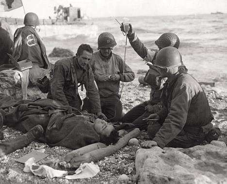 Normandian maihinnousussa haavoittuneelle amerikkalaissotilaalle annettiin verta Omaha Beachilla.