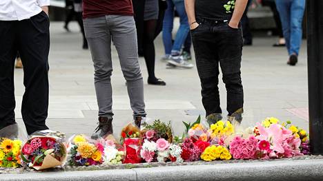 Surevat ihmiset toivat kukkia London Bridgen terrori-iskun tapahtumapaikalle Lontoossa.