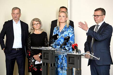 Harry Harkimo (vas.), Päivi Räsänen, Riikka Purra, Kai Mykkänen ja Petteri Orpo oppositiopuolueiden tiedotustilaisuudessa perjantaina. Oppositio jätti yhteisen välikysymyksen hallituksen talous- ja työllisyyspolitiikasta.