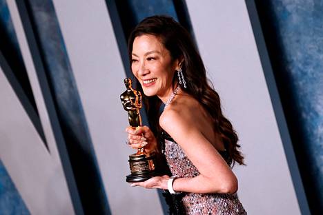 Michelle Yeoh on ensimmäinen aasialaisnainen, joka on palkittu parhaan naispääosan Oscarilla. 