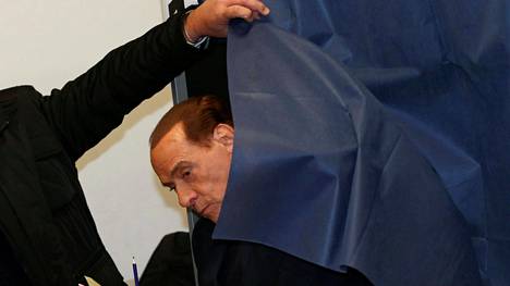 Italian entinen pääministeri ja Forza Italia -puolueen johtaja Silvio Berlusconi äänesti sunnuntaina Milanossa.